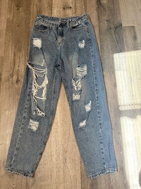 Ripped baggy jeans